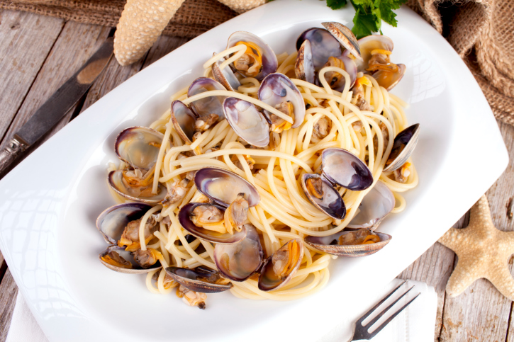 Gli spaghetti pistacchi e vongole perfetti per un pranzo sfizioso