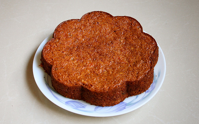 La torta di farro e carote per un dolce sano