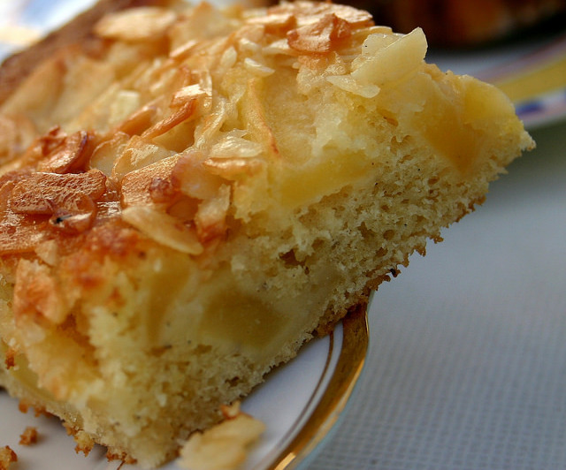 La torta di ricotta e mele senza burro perfetta per la colazione