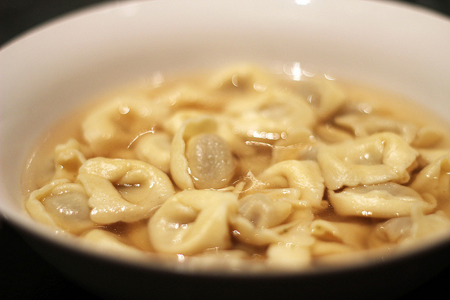 I tortellini in brodo con la ricetta veloce: ecco come fare