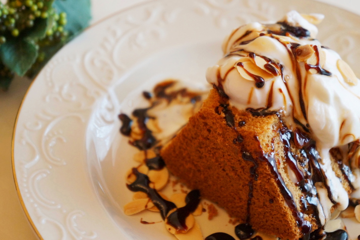 La chiffon cake all&#8217;arancia e cioccolato con la ricetta golosa