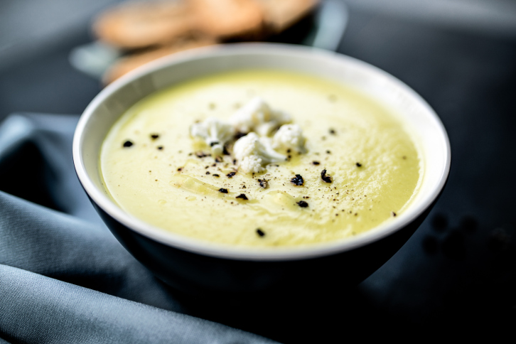 La crema di cavolfiore e porri per una cena leggera