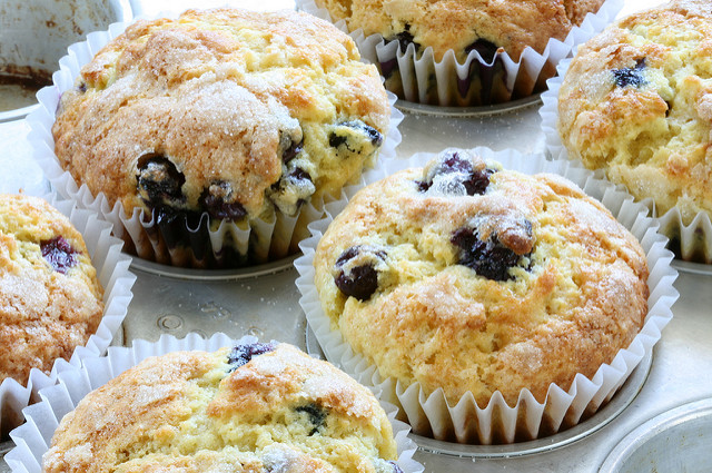 I muffin al cioccolato bianco e mirtilli per una merenda golosa