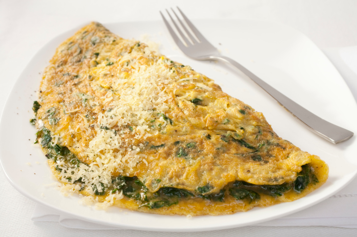 Le omelette con spinaci e mozzarella per il pranzo di tutta la famiglia