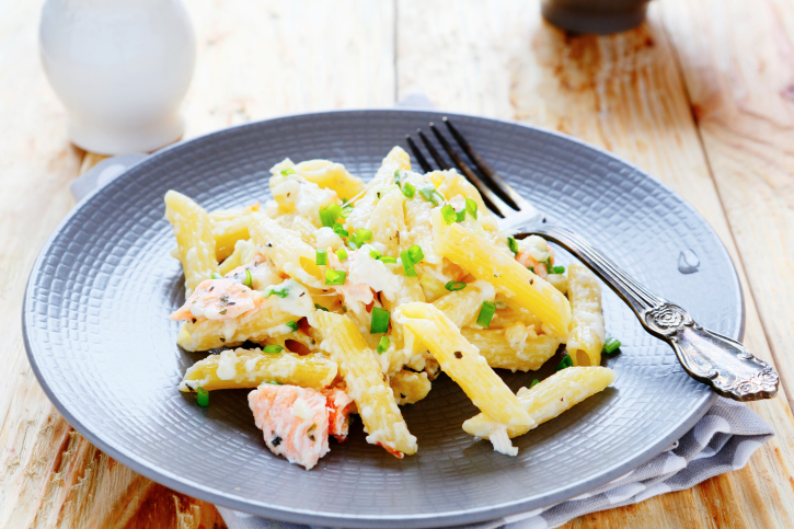 Come fare le penne al salmone affumicato con la ricetta facile