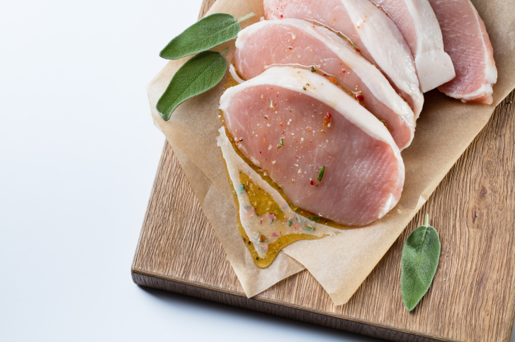 Le scaloppine di maiale con piselli per una cena appagante