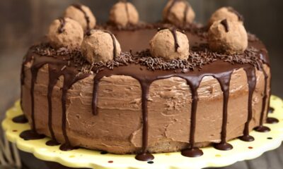 Torta al cioccolato con tartufini alle mandorle