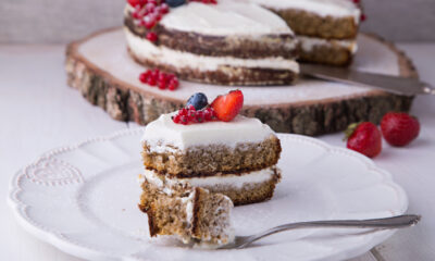 La torta ripiena al cioccolato bianco per il dessert di fine pasto