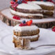 La torta ripiena al cioccolato bianco per il dessert di fine pasto