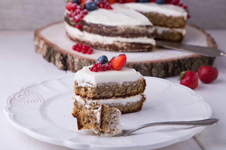 La torta ripiena al cioccolato bianco per il dessert di fine pasto