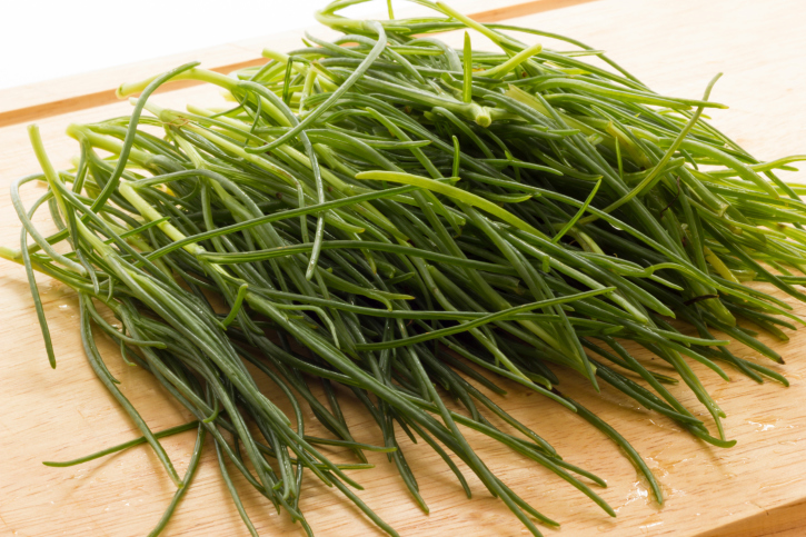 Gli agretti con salsa di acciughe per un contorno saporito