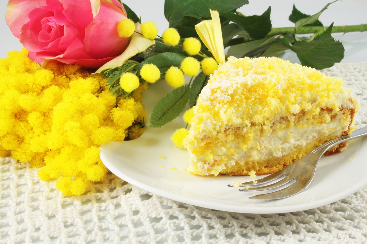 Come fare la bagna per la torta mimosa per la Festa delle Donne