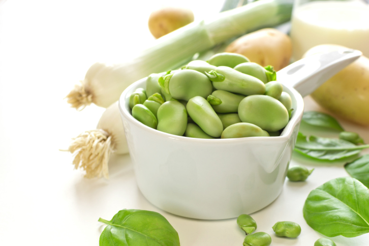 La zuppa di fave e patate perfetta per una cena leggera