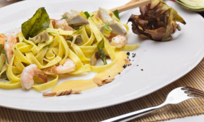 Ecco la pasta con carciofi e gamberi in bianco per un primo sfizioso