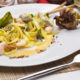 Ecco la pasta con carciofi e gamberi in bianco per un primo sfizioso