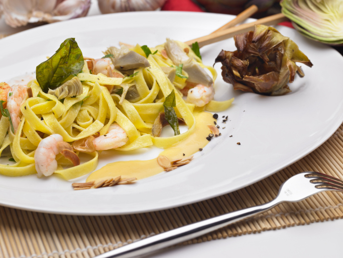 Ecco la pasta con carciofi e gamberi in bianco per un primo sfizioso