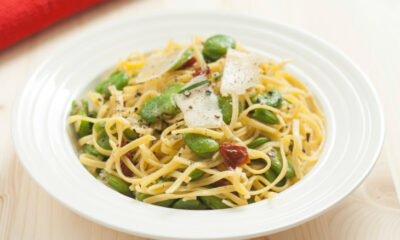 La pasta con fave e pancetta croccante per un primo sfizioso