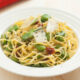 La pasta con fave e pancetta croccante per un primo sfizioso