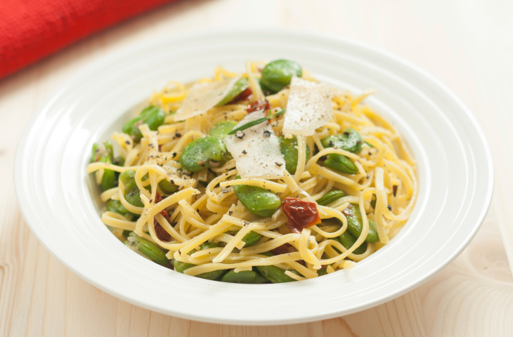 La pasta con fave e pancetta croccante per un primo sfizioso