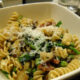 La pasta con piselli e funghi secchi per un pranzo sfizioso