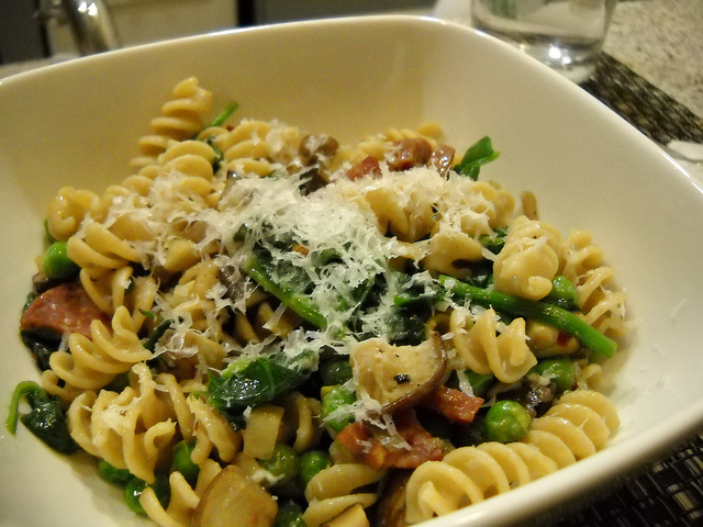 La pasta con piselli e funghi secchi per un pranzo sfizioso