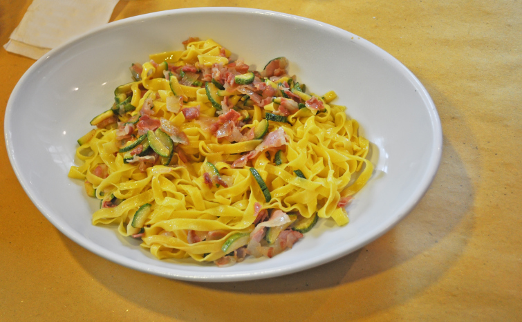 La pasta con porri zucchine e pancetta per il pranzo