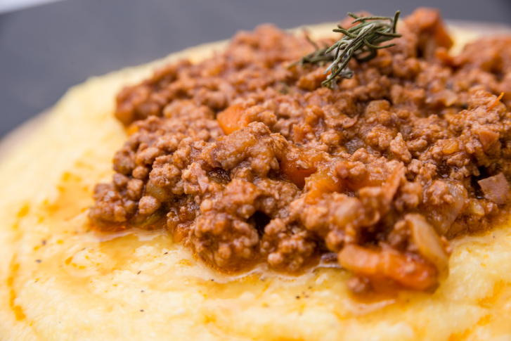 La polenta con salsiccia al sugo per un appagante piatto unico