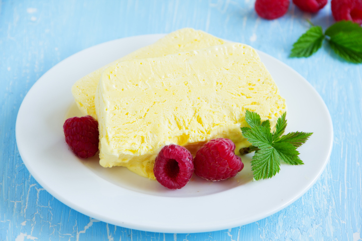 Ecco il semifreddo al limone e lamponi con la ricetta golosa