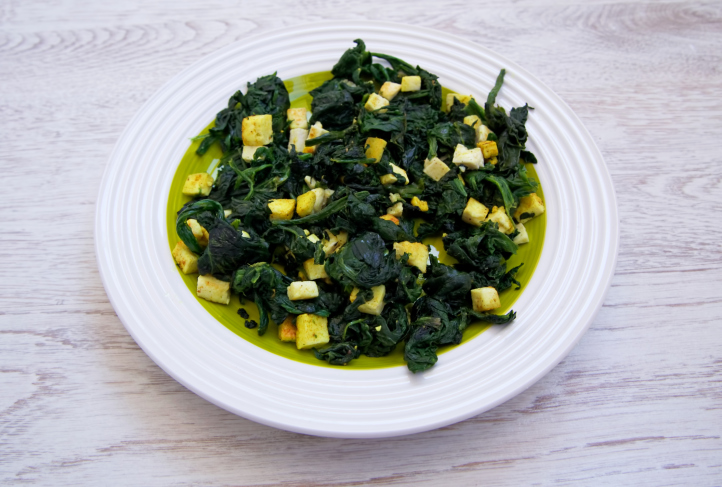 Tofu e spinaci saltati in padella per un secondo vegetariano