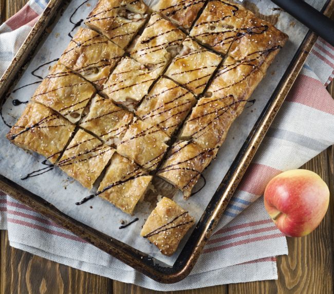 La torta integrale allo yogurt e mele per una colazione sana