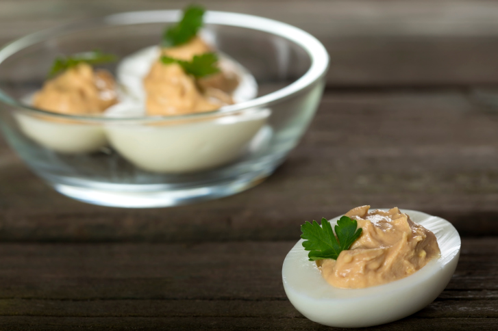 Le uova ripiene con salmone per un antipasto sfizioso