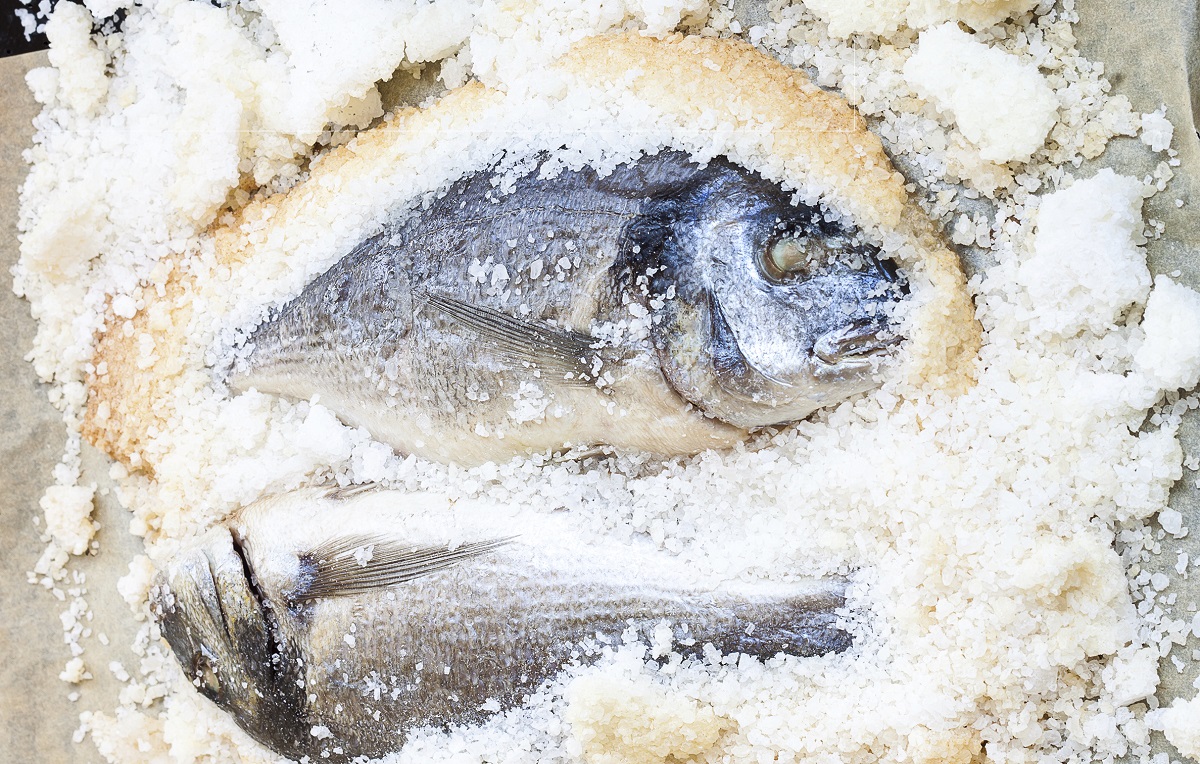 Come fare il branzino al sale: la ricetta e i trucchi per non sbagliare