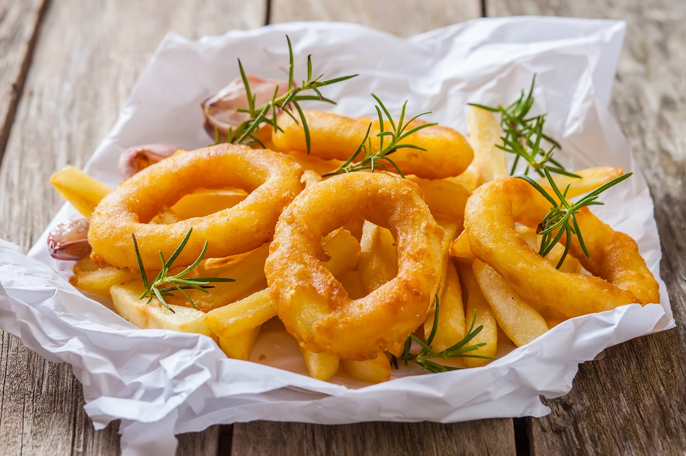 Come fare gli anelli di calamari fritti con la ricetta facile