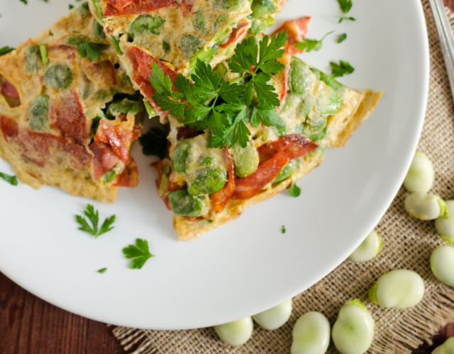 Le fave con cipolla e uova da provare con la ricetta primaverile