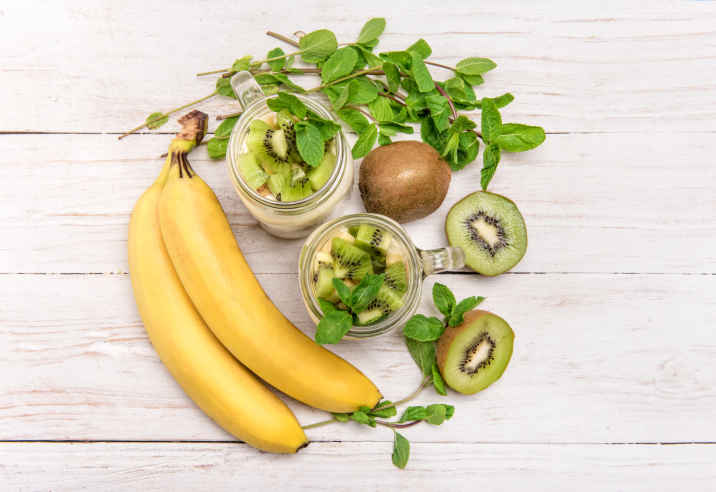 Il frullato di banana e kiwi senza latte per una merenda sana