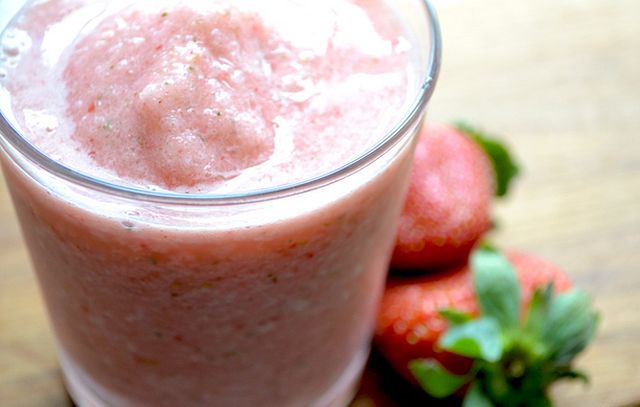 Il frullato alla fragola e cioccolato per la merenda dei bambini