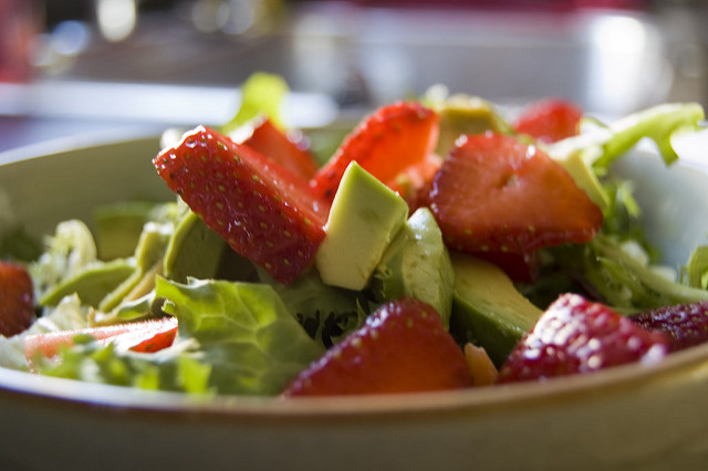 L&#8217;insalata di fragole e avocado con la ricetta sfiziosa