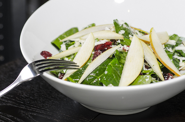 L&#8217;insalata di spinaci crudi e pere con la ricetta leggera