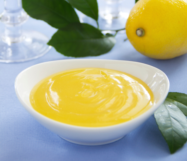 La mousse al limone senza uova per un dolce di fine pasto leggero