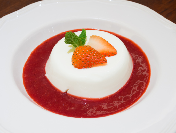 La panna cotta alle fragole, la ricetta del fresco dolce primaverile