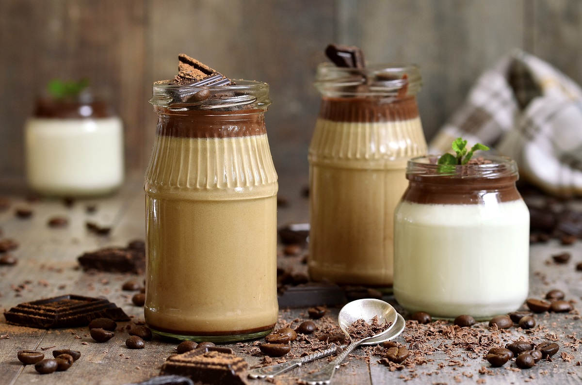 La panna cotta bicolore al caffè con la ricetta nei bicchierini