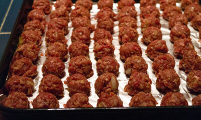 Ecco le polpette al forno con patate e piselli per un secondo ricco
