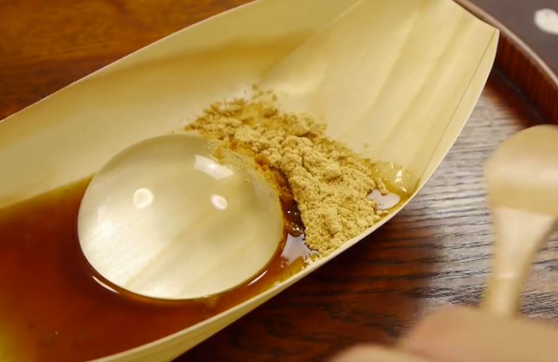 Che cos&#8217;è la Raindrop Cake, la &#8220;torta&#8221; senza calorie