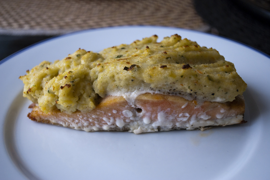 Il salmone in crosta di patate, la ricetta da fare al forno