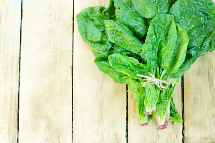 L’insalata di spinaci crudi e pancetta con la ricetta veloce