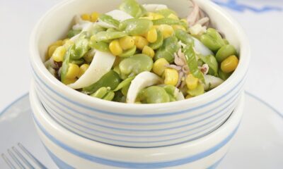 L’insalata di fave fresche con mais e formaggio