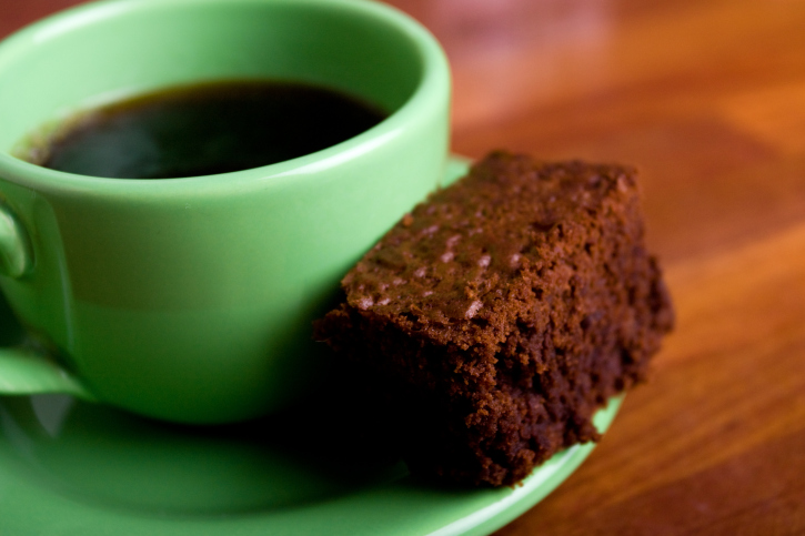 Ecco la torta al cacao e arancia senza latte adatta alla colazione