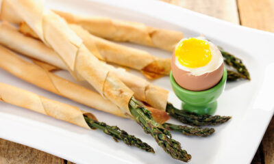 Gli asparagi con prosciutto crudo e pasta sfoglia nella ricetta per l'aperitivo
