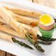 Gli asparagi con prosciutto crudo e pasta sfoglia nella ricetta per l'aperitivo