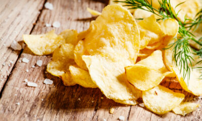Le chips di patate al forno croccanti con la ricetta semplice